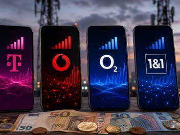Vier Handys mit den Logos der Mobilfunker, im Hintergrund Sendemasten im Vordergrund Geld