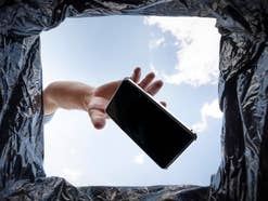 Führerschein-Reform bestätigt – Startschuss bereits 2026? Smartphone im Müleimer