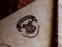 Harry Potter Hogwarts-Brief Das Harry Potter-Logo auf Briefpapier