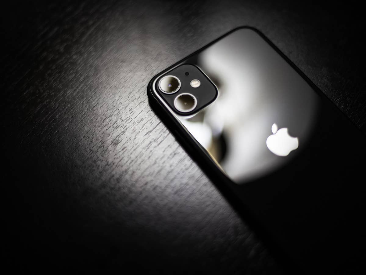 Apple-Logo auf einem iPhone 11.