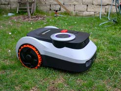 Mähroboter von Segway in näherer Aufnahme