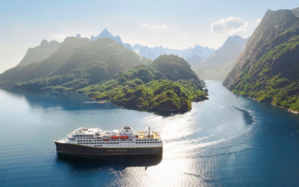 Havila Castor in Trollfjorden.