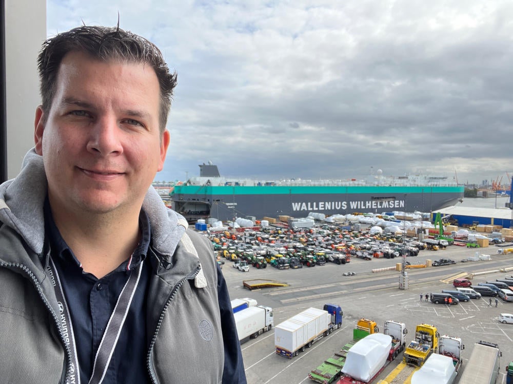 inside digital Redakteur Hayo Lücke vor dem Autofrachter Tønsberg im Hafen von Bremerhaven.