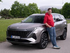 Hayo Lücke neben dem MG S9 PHEV.