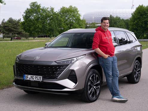 Hayo Lücke neben dem MG S9 PHEV.
