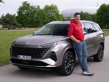 MG S9 PHEV Test: Was für ein Raumwunder Hayo Lücke neben dem MG S9 PHEV.