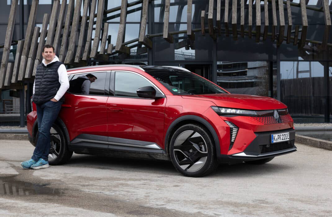 Hayo Lücke neben Renault Scenic E-Tech Electric
