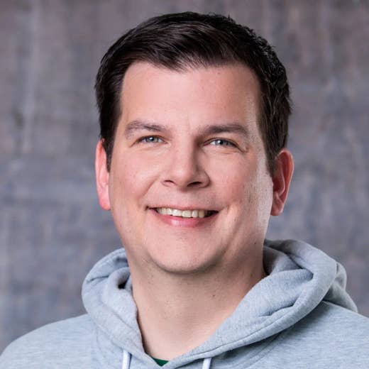 Redakteur Hayo Lücke vor einer Fotowand