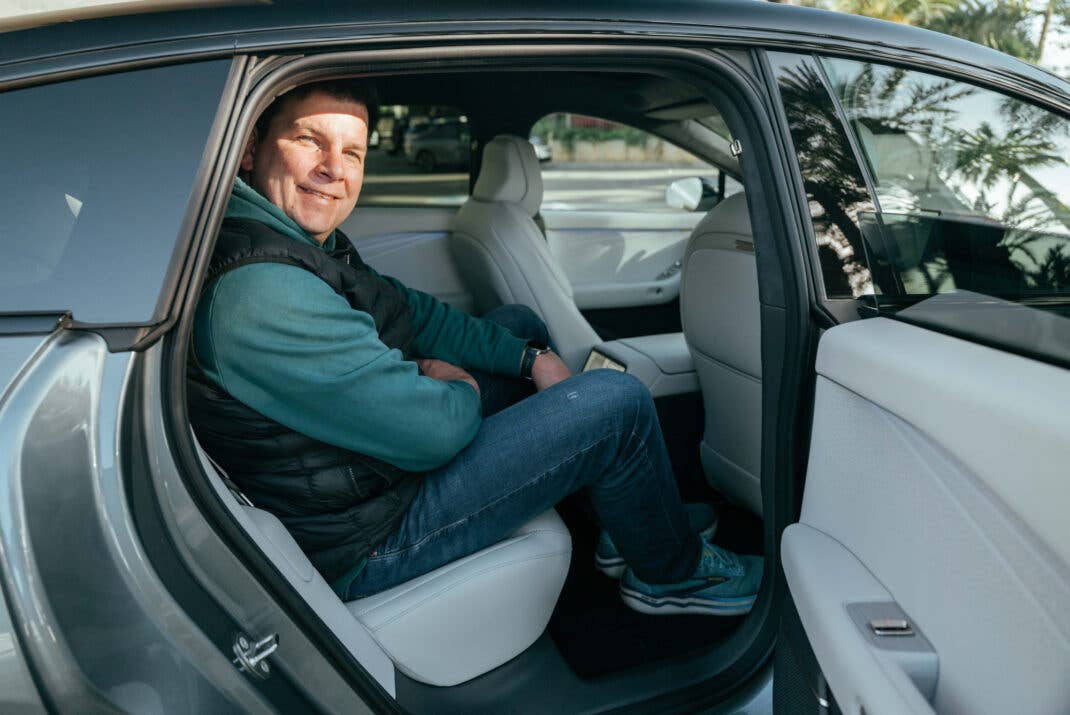 Hayo Lücke sitzend im Xpeng P7+.