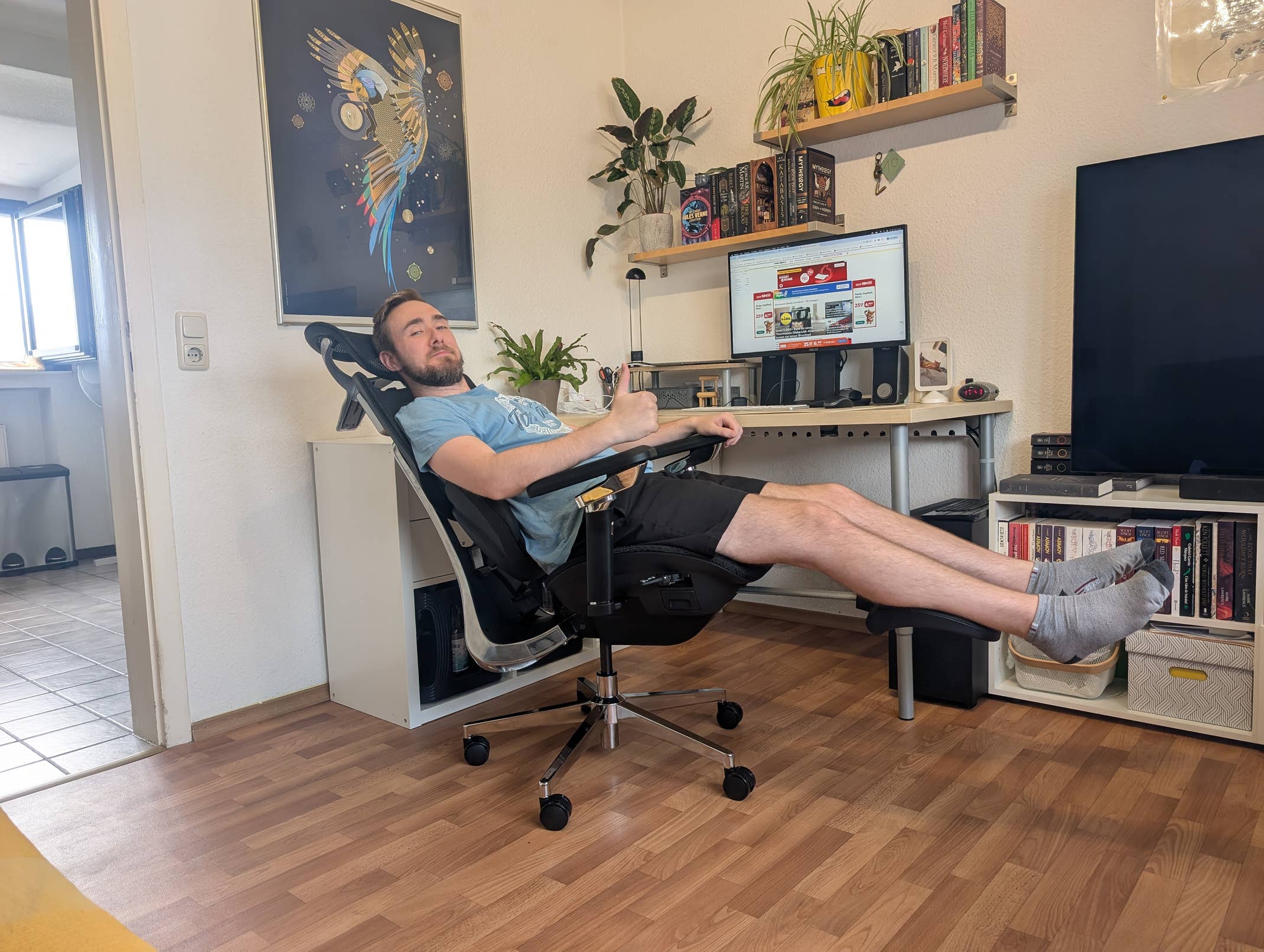 inside digital Redakteur Cedric Litzki liegt auf dem Hbada X7 Bürostuhl