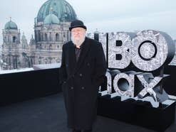 „A Knight of the Seven Kingdoms”-Autor George R.R. Martin vor dem HBO Max-Logo in Berlin