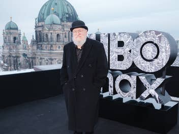 „A Knight of the Seven Kingdoms”-Autor George R.R. Martin vor dem HBO Max-Logo in Berlin