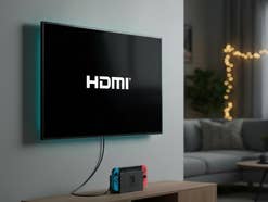 Tragbare Konsolen sind via HDMI-Kabel mit einem Smart-TV verbunden.