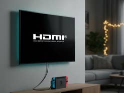 Tragbare Konsolen sind via HDMI-Kabel mit einem Smart-TV verbunden.