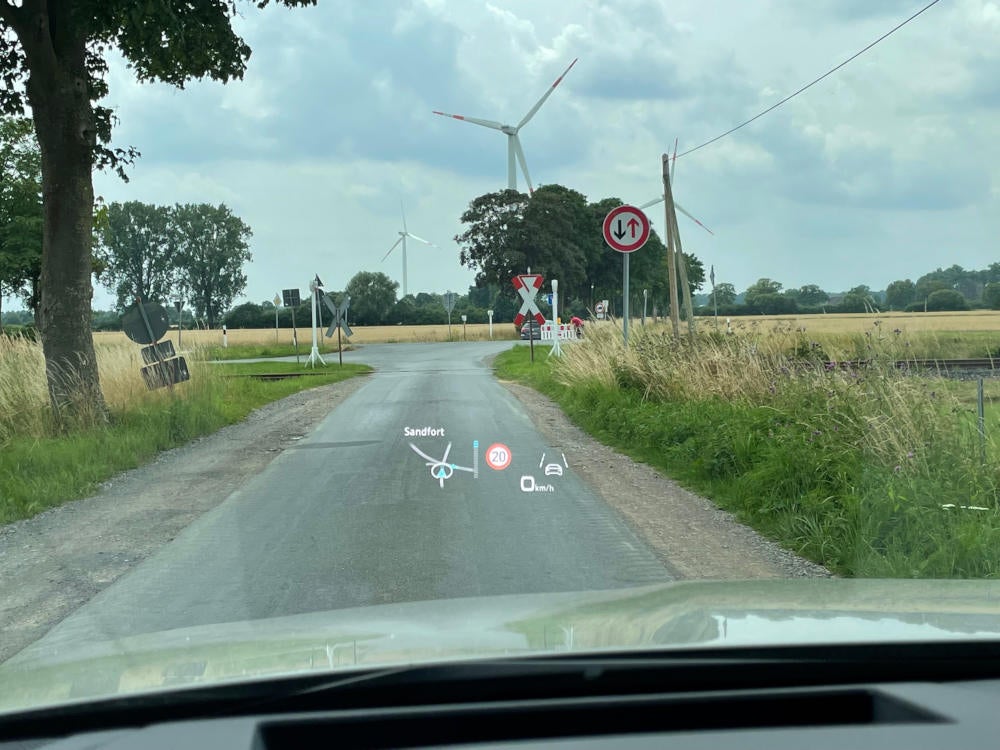 Sicht vom Fahrersitz durch die Windschutzscheibe auf das Head-up-Display des Audi e-tron.