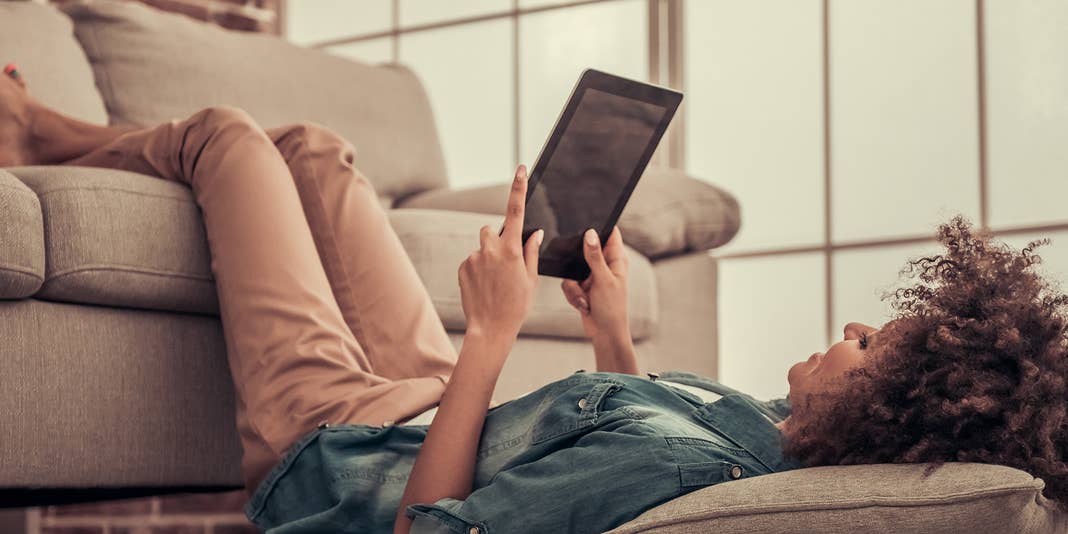 Frau surft zuhause mit dem Tablet