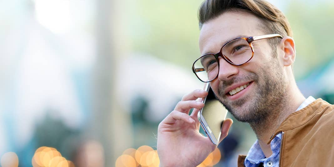 Lässiger Mann telefoniert mit dem Smartphone