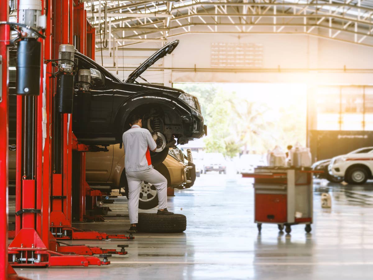 Heftige Kosten: Nutzung von E-Autos bald wohl viel teurer Autos stehen in einer Werkstatt.