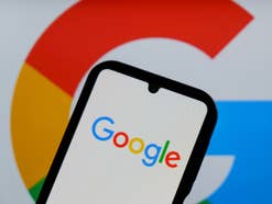 Google auf Display von Smartphone vor Google-Logo