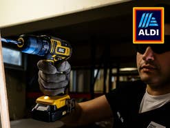 Handwerker mit ADAC Akkubohrschrauber von Aldi