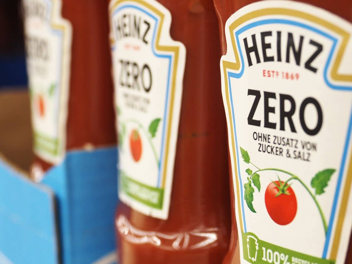Der Zero-Mythos: Nicht alle Produkte enthalten gar keinen Zucker. Mehrere Flaschen Heinz Tomatenketchup Zero