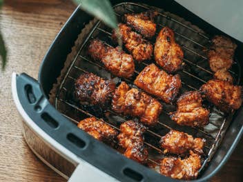 knusprige Hähnchen-Stücke in einer Heißluftfritteuse
