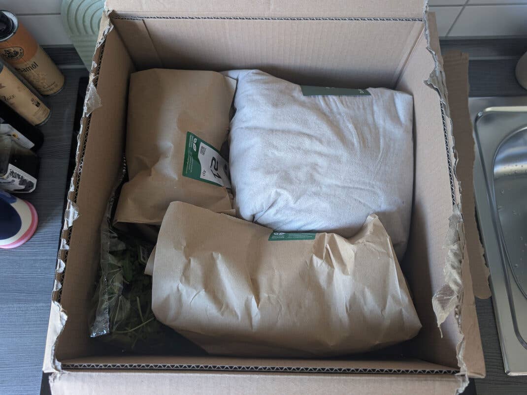 Blick in die HelloFresh-Kochbox mit allen verstauten und verpackten Zutaten