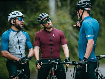 Fahrradfahrer, die Helme tragen