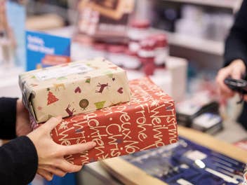 Päckchen werden im Paketshop abgegeben