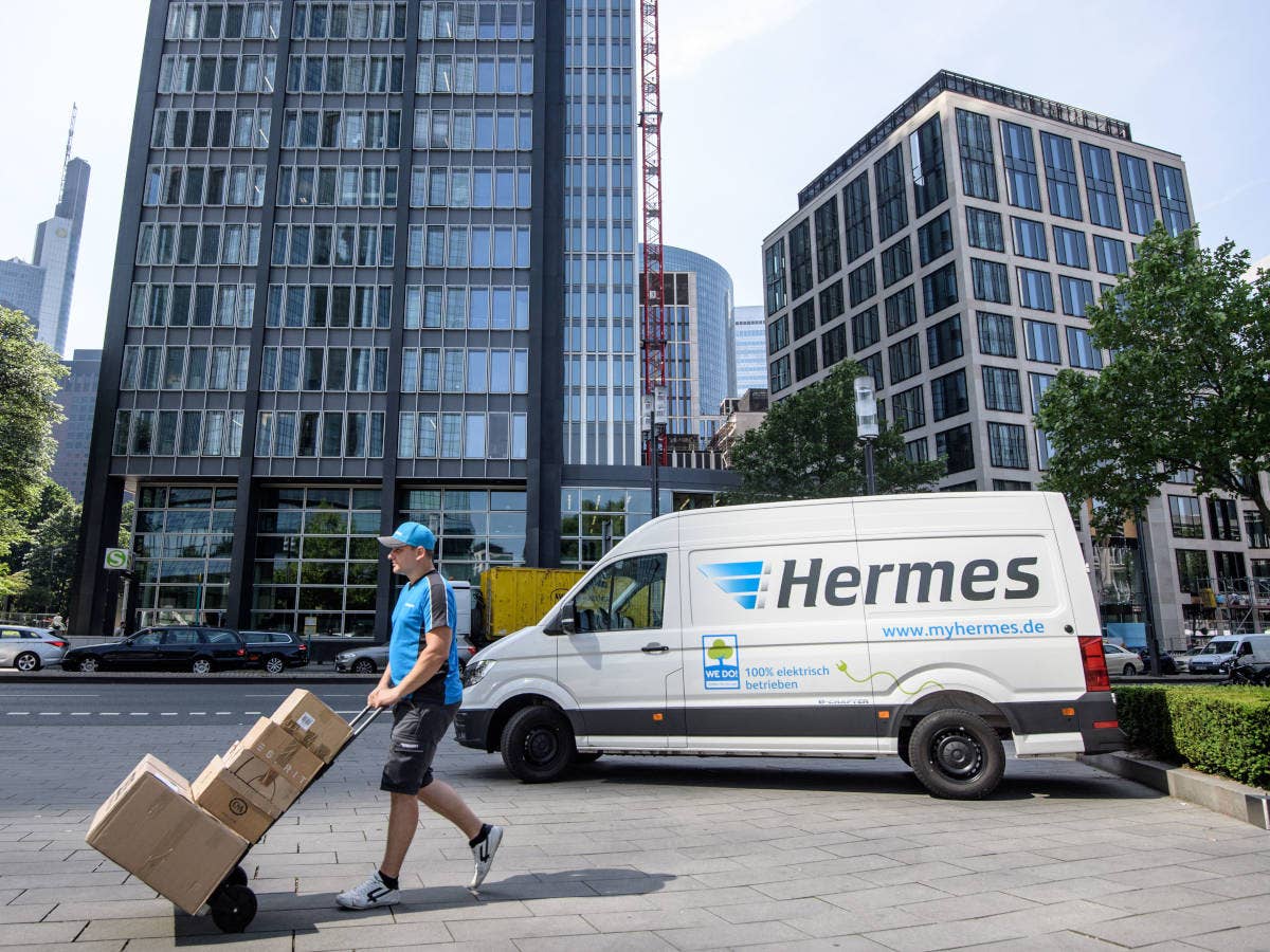 Hermes Paketbote stellt in Frankfurt am Main Pakete zu.