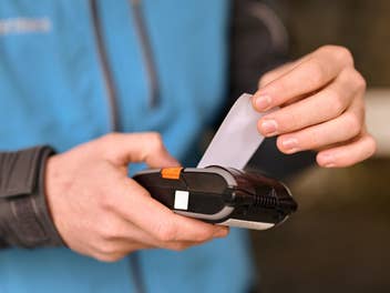 Ein Hermes-Bote mit einem mobilen Drucker