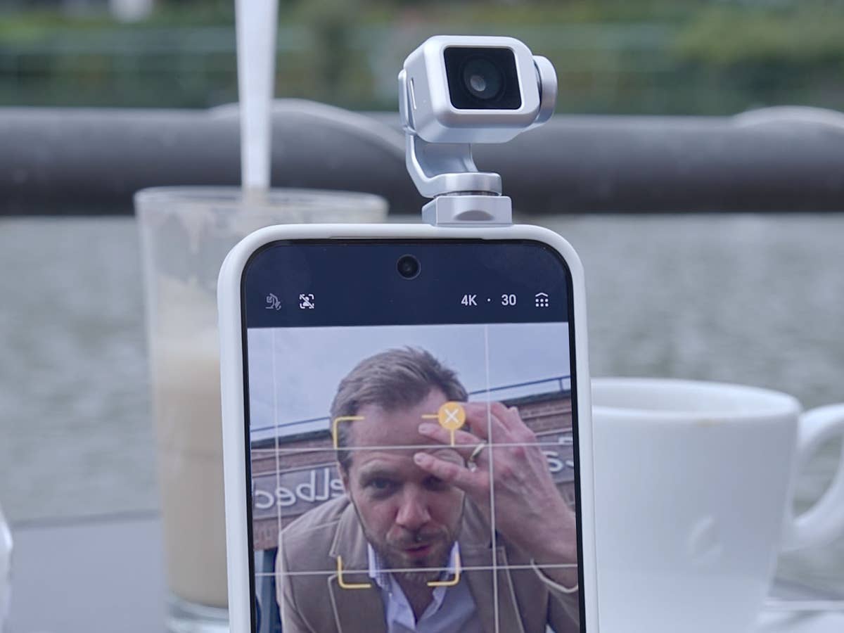 Das Honor Robot Phone hat einen integrierten Gimbal Das Honor Robot Phone steht auf einem Tisch und filmt den Redakteur