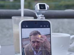 Das Honor Robot Phone steht auf einem Tisch und filmt den Redakteur
