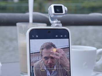 Das Honor Robot Phone steht auf einem Tisch und filmt den Redakteur