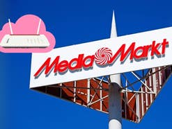 MediaMarkt-Logo vor Blauem Himmel, oben links ein FRITZ-Router