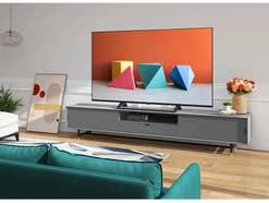 Hisense Fernseher 4K UHD SmartTV A7300F steht in einem Wohnzimmer