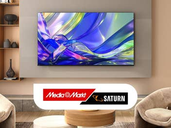 Fernseher in einem beige eingerichteten Wohnzimmer. Darunter das MediaMarkt/Saturn-Logo