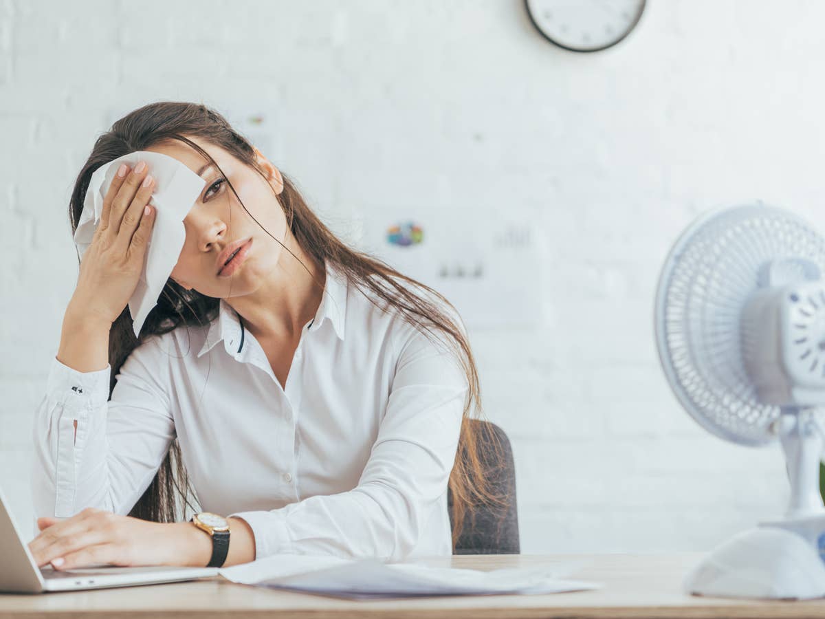 Frau bei Hitze im Büro