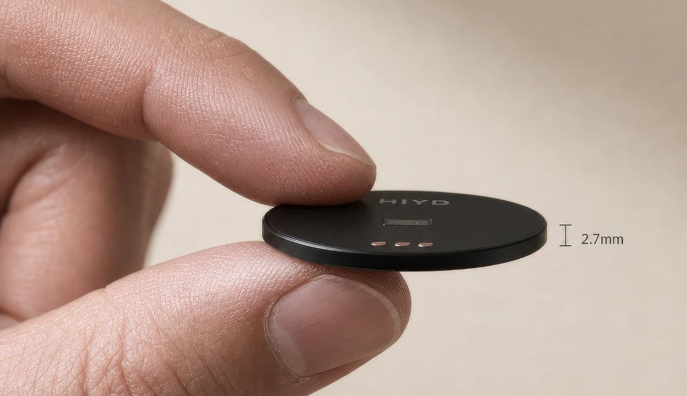 Hiyd Sensor zwischen Zeigefinger und Daumen einer Hand.