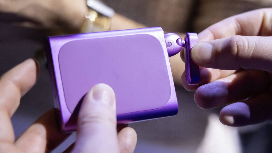 Das Etui der HMD Amped Buds in der Nahaufnahme