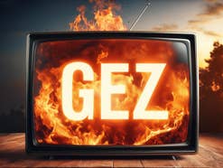 Brennendes GEZ-Logo auf einem Fernseher.