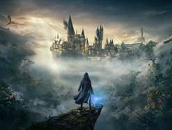 Ein Magier steht vor Hogwarts.