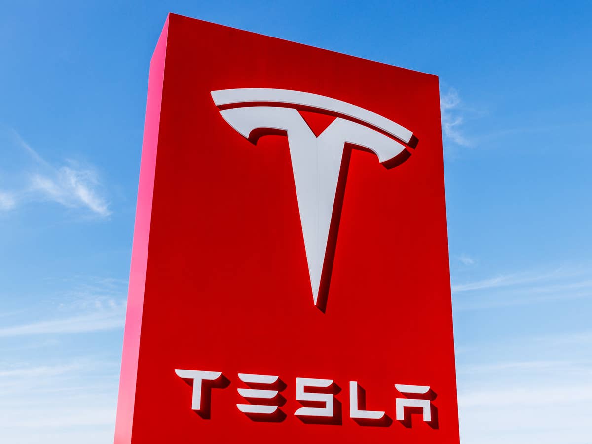 Tesla-Logo auf einem Schild in Indianapolis.