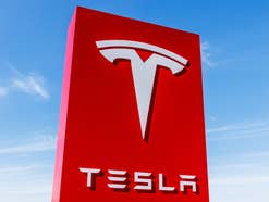 Tesla-Logo auf einem Schild in Indianapolis.