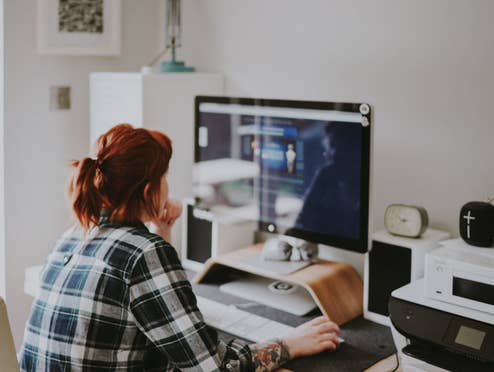 Homeoffice Arbeitsplatz einrichten Frau sitz vor Arbeitsplatz.