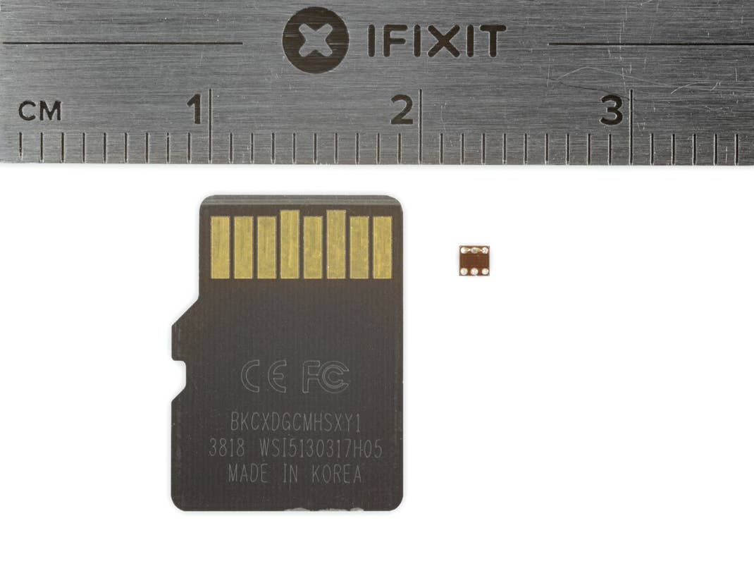 Größenvergleich des Sensors aus dem HomePod mini mit einer micro-SD-Karte