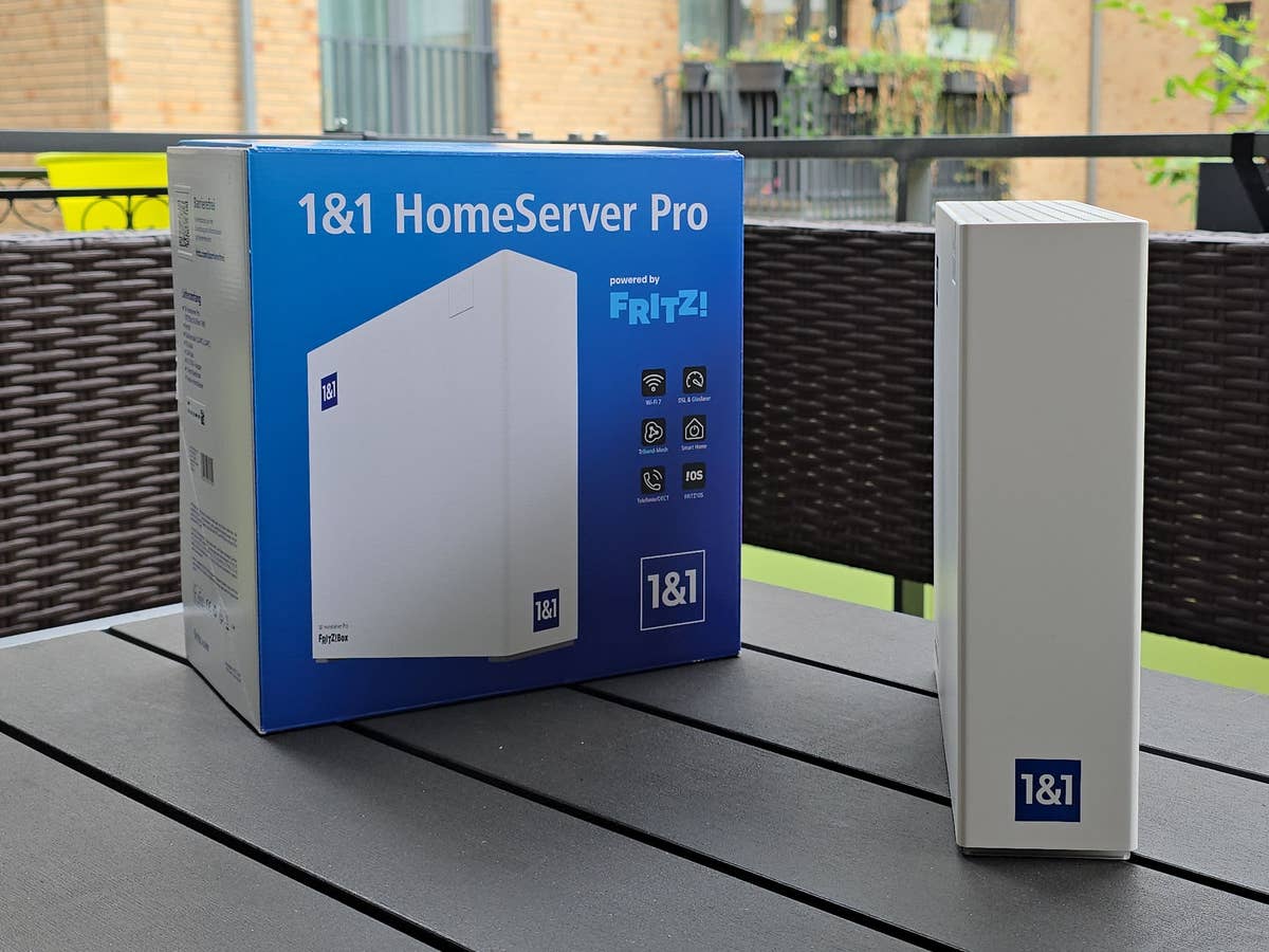 FritzBox DSL/Fiber 7-90 alias 1&1 Homeserver Pro Der 1&1 Homeserver Pro steht auf einem Tisch