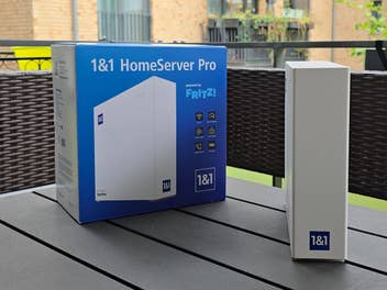 Der 1&1 Homeserver Pro steht auf einem Tisch