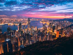 Skyline von Hongkong in der Dämmerung.