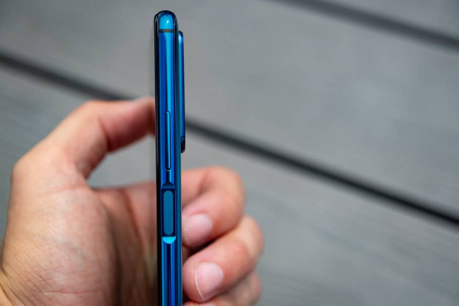 Seite des Honor 20 Pro in der Hand